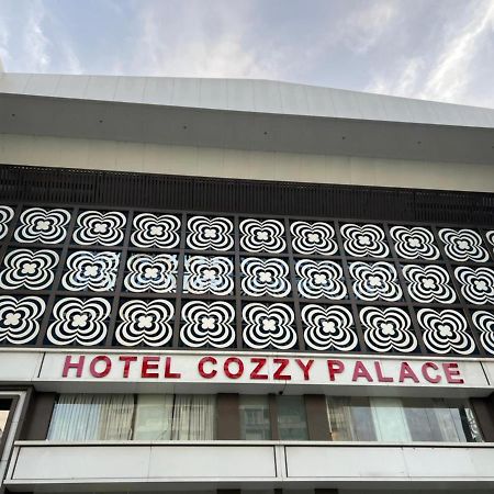 Hotel Cozzy Palace Сурат Екстер'єр фото
