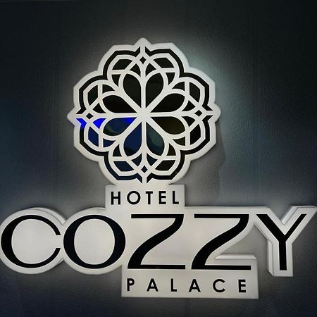 Hotel Cozzy Palace Сурат Екстер'єр фото
