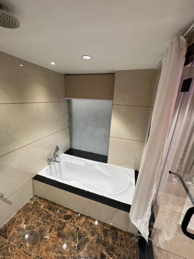 Hotel Cozzy Palace Сурат Екстер'єр фото