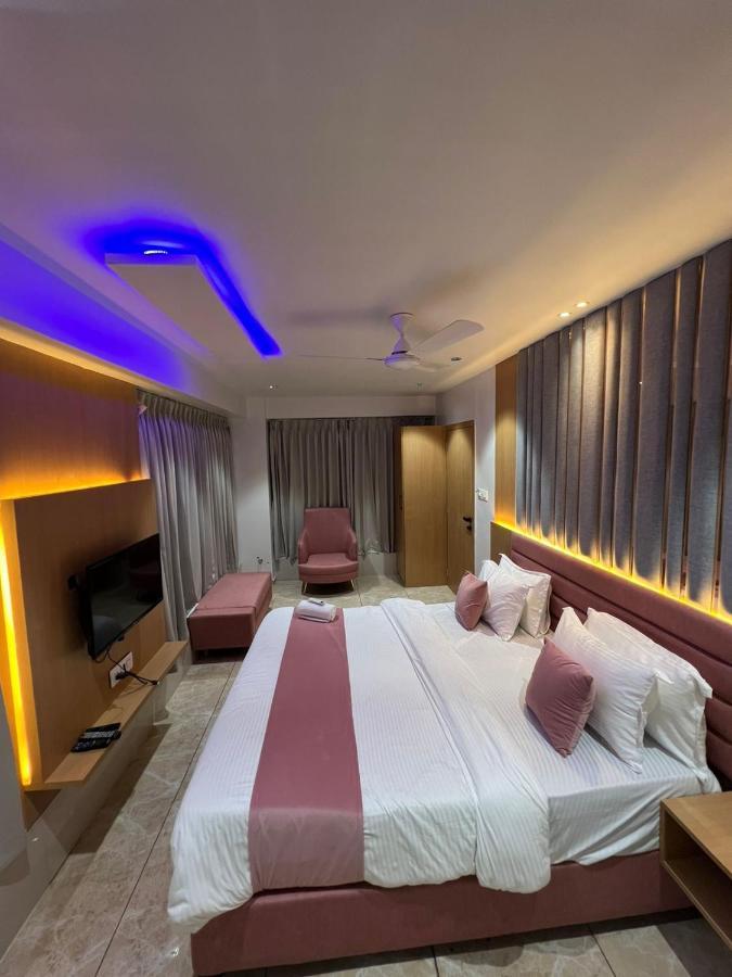 Hotel Cozzy Palace Сурат Екстер'єр фото