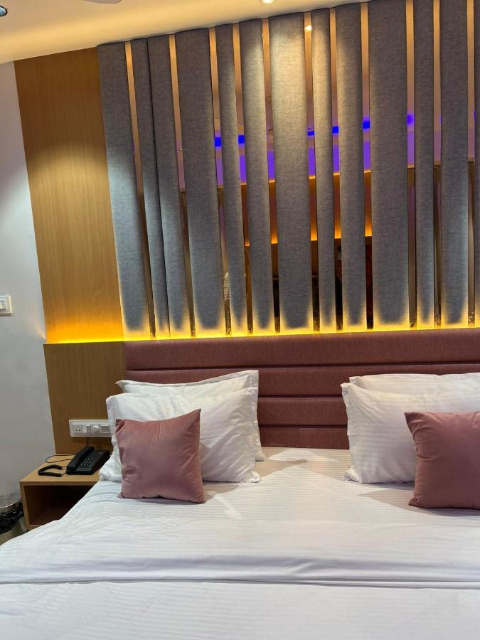 Hotel Cozzy Palace Сурат Екстер'єр фото